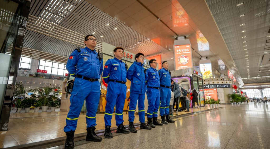 南京蓝天救援队5车6人次在南京南站为旅客提供为期13天的应急安全保障