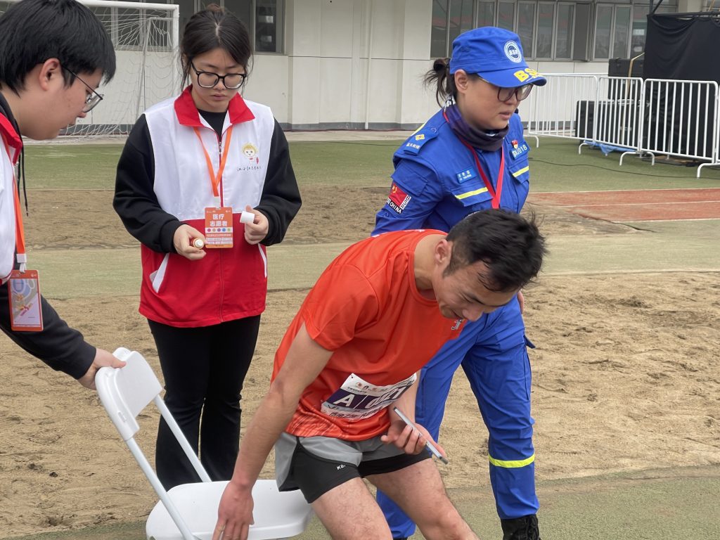 蓝天救援队为江宁大学城马拉松赛事保障