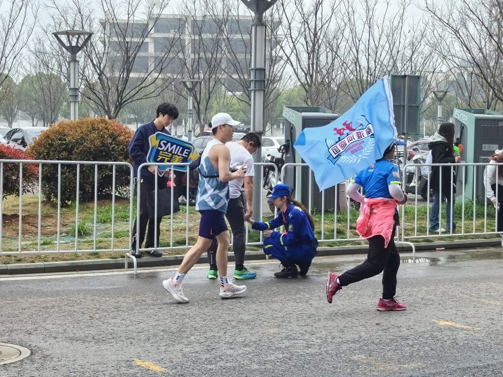 蓝天救援队为江宁大学城马拉松赛事保障